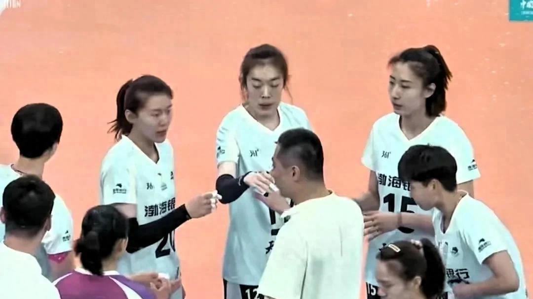 天津女排晋级关键战，陈方教练为何坚持主力阵容？