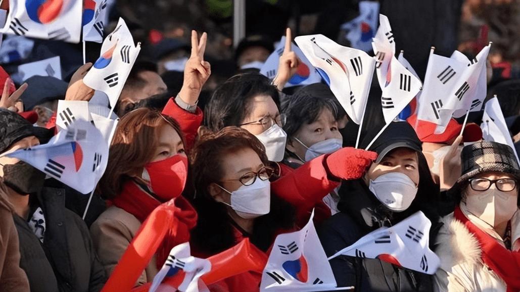 终于屈服，尹锡悦自愿上警车，被捕前说了3句话，中方已作出选择