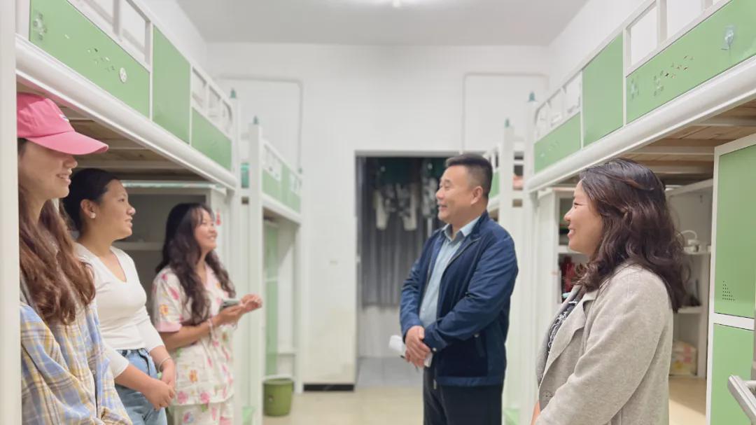 信阳工程职业学院副校长徐俊杰走访慰问留校学生
