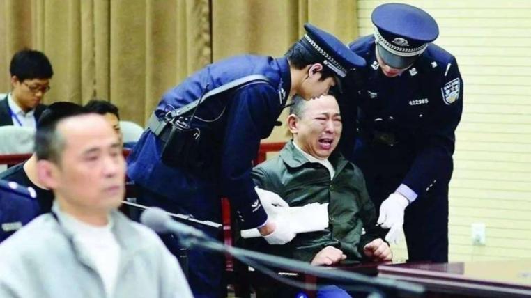 四川富商身价400亿，汶川地震豪捐5000万，家中却搜出一个排的武器