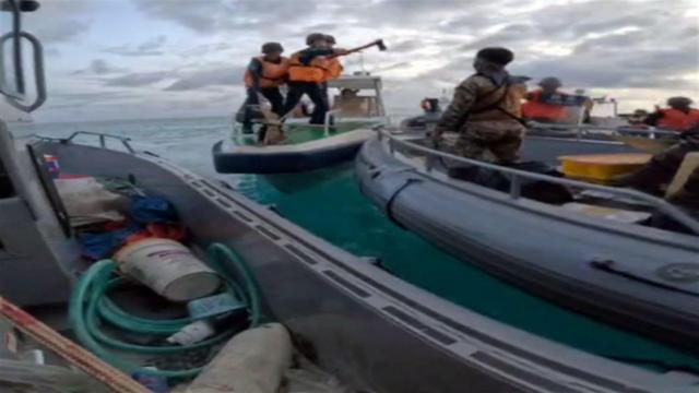 闯仙宾礁被逮个正着，菲方人员持刀威胁中国海警，美立即声援挑衅