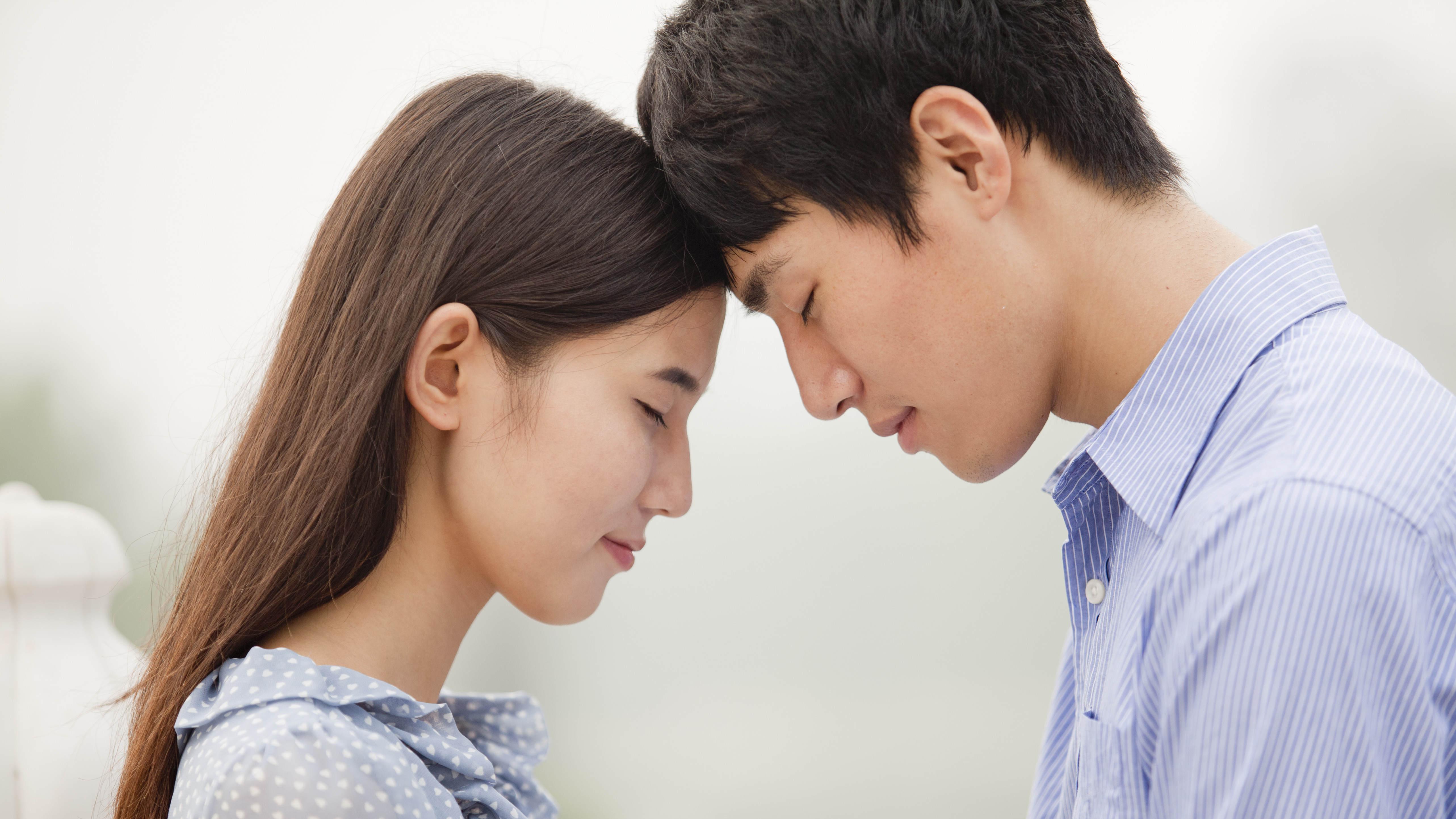 毕业约定成泡影：她选留学他留原地，青春里的爱敌不过现实岔路