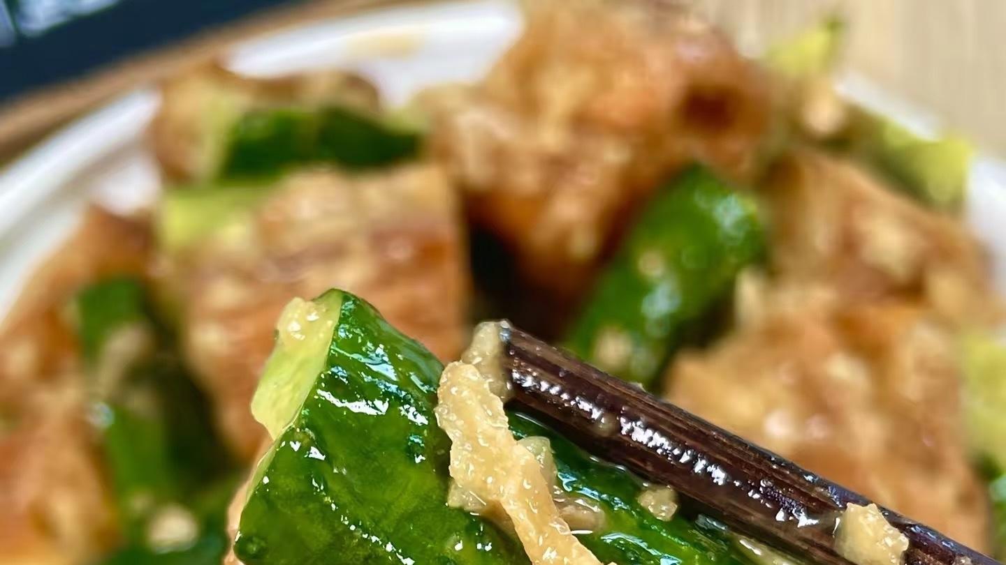 夏天的灵魂凉拌菜！黄瓜拌油条好吃到舔盘