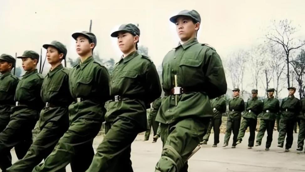 一个新兵兴冲冲地挤进饭堂，看到成筐的肉包子后高兴地大喊了一声，举动任性，从此就消失了