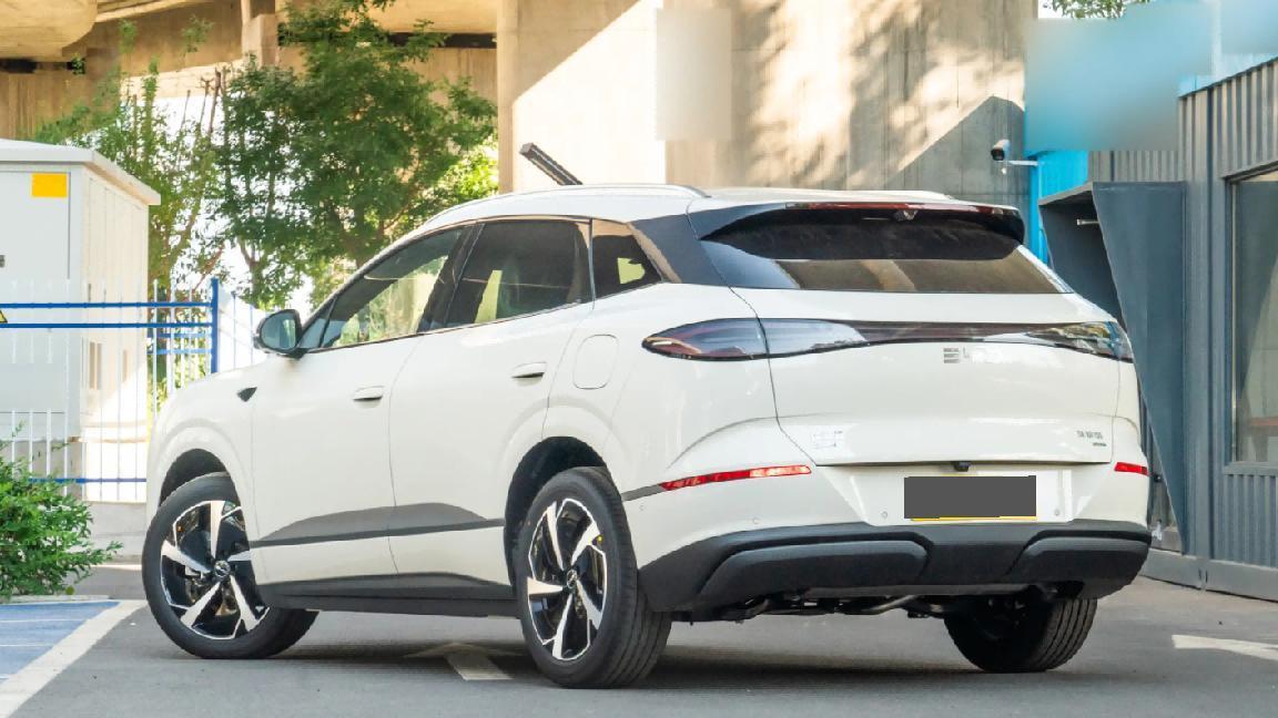 爆了，比亚迪新车单月销量3W以上，全系标配云辇-C