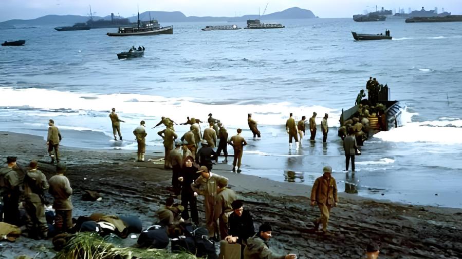 美军耻辱之战： 3万大军百艘军舰攻岛，牺牲300人，对手仅是3条狗