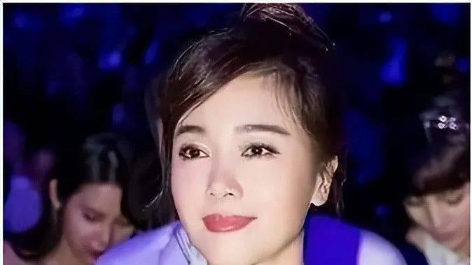 左小青太丰满了，穿小白裙都兜不住好身材，我感慨资本果然会选人