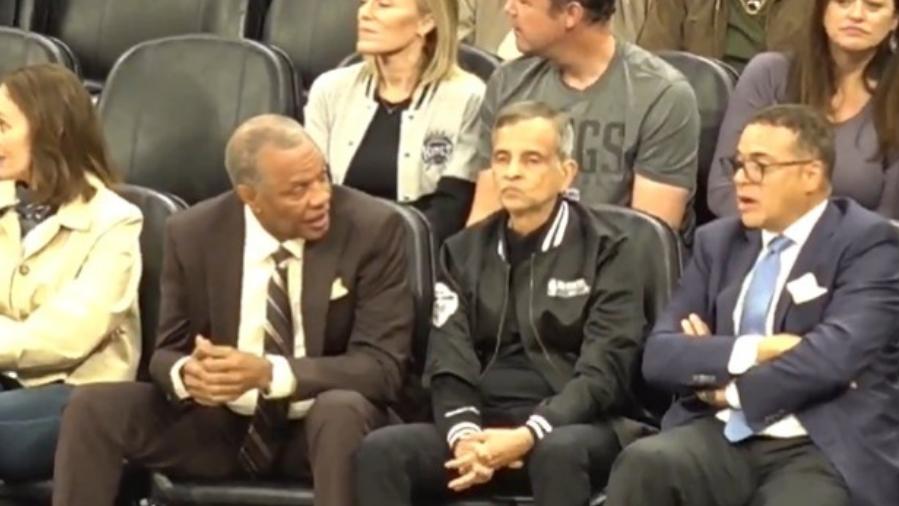 国王老板全程黑脸看球，比赛没打完就退场，开超市吧赶紧的