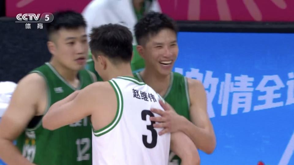 净胜114分！对手和杨鸣提要求，球员紧抱赵继伟，广东男篮要小心