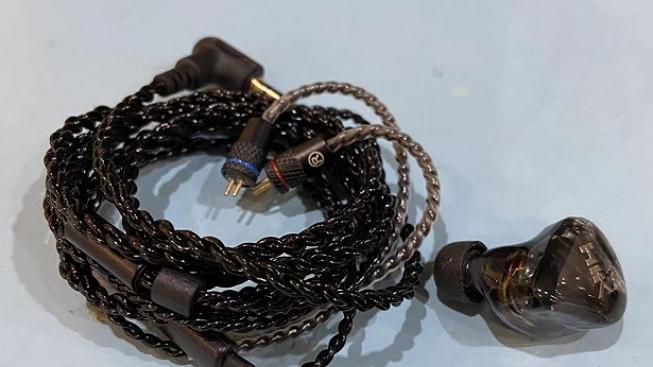 3款挂耳式有线耳机，通风设计细节逼真