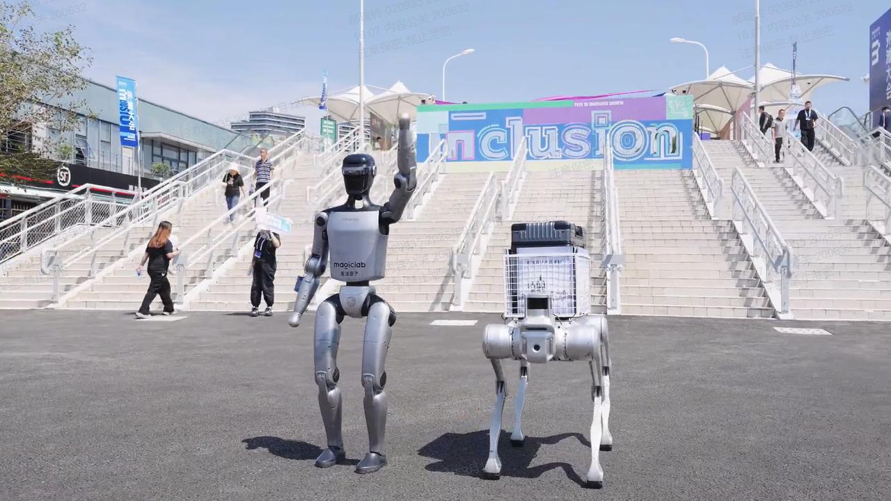 魔法原子携多款机器人产品亮相外滩大会