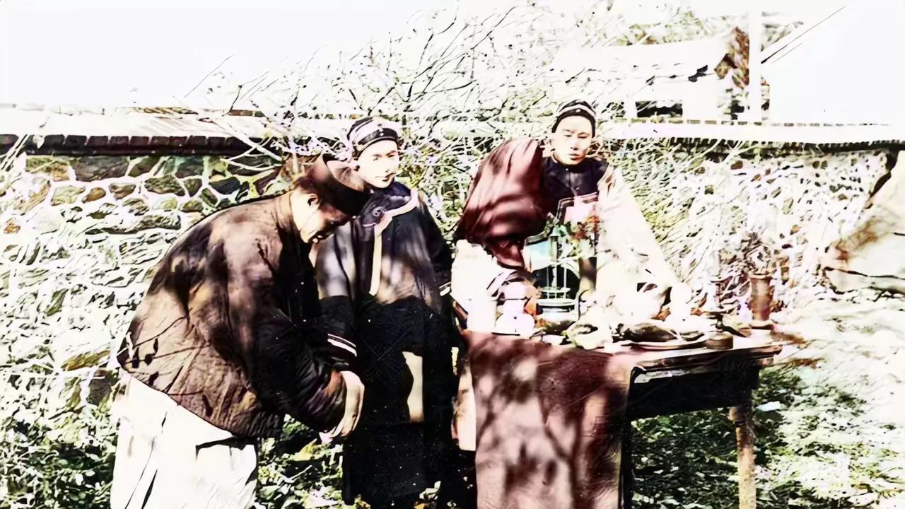 别再相信清宫剧，这才是真实清朝的老照片，清末结婚令人难以置信