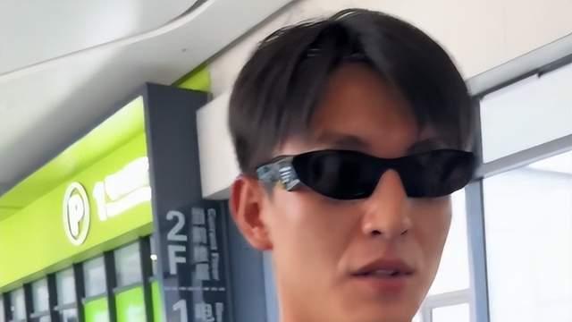 27岁“叔圈顶流”刘萧旭机场宠粉，倒退走路供拍摄，太贴心了！