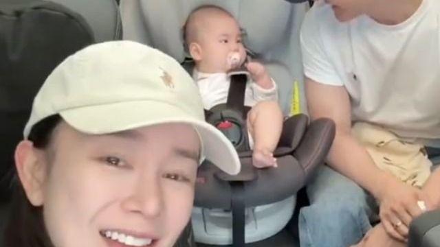 女星张檬在机场给儿子喂母乳引争议！儿子4个月大，全程不哭不闹