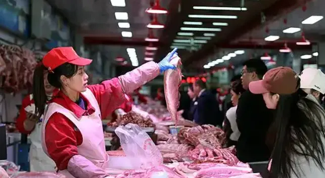 一架专机突然降落北京，特朗普果然扛不住了，中方通告“字少事大”