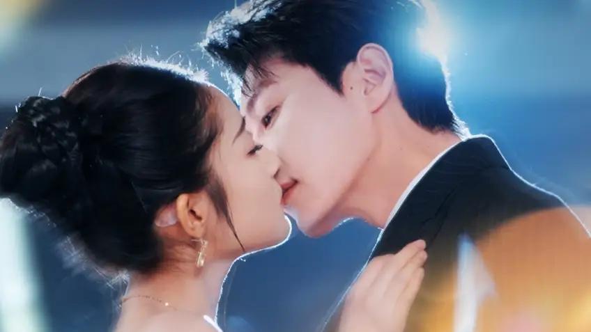 短剧《和死对头同居后我被撩疯了》短剧: 死对头同居生活，矛盾不断，却在相处中渐生情愫，最终被