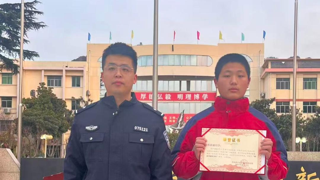 捡到手机交给派出所，商洛丹凤民警为这位少年送奖到班级