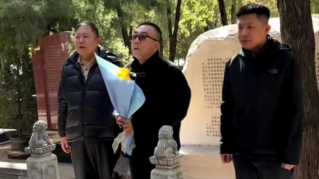 清明前夕，杨议果真给师父侯宝林扫墓，临结束还不忘调侃侯耀华