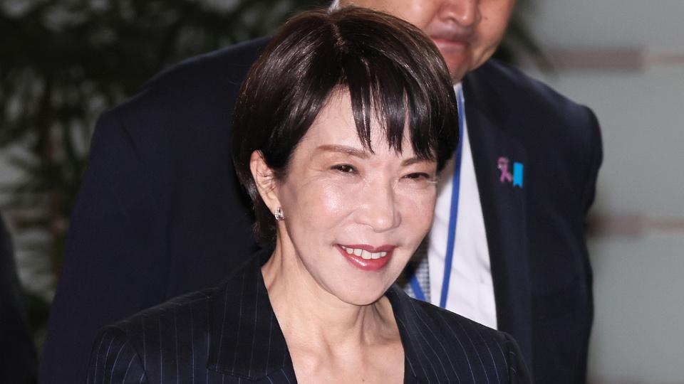 高市早苗违规收企业1000万献金，日本大学教授亲自指控，证据确凿