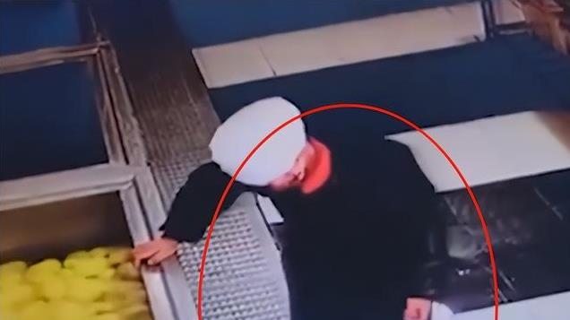 前有臭肉事件，后有校食堂脚踏食材，学生：完了，这次冲我来的