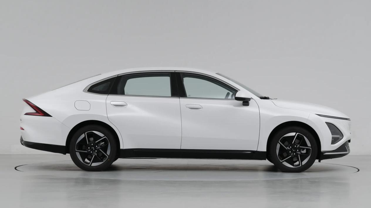 轴距2米8，插混/纯电可选，油耗3.98L，7.68万元起还能享国补