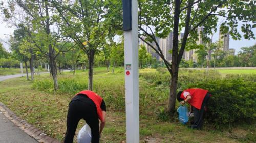 守护绿色，践行环保，共筑美好家园——平安融易宣城分公司组织公园垃圾清理活动