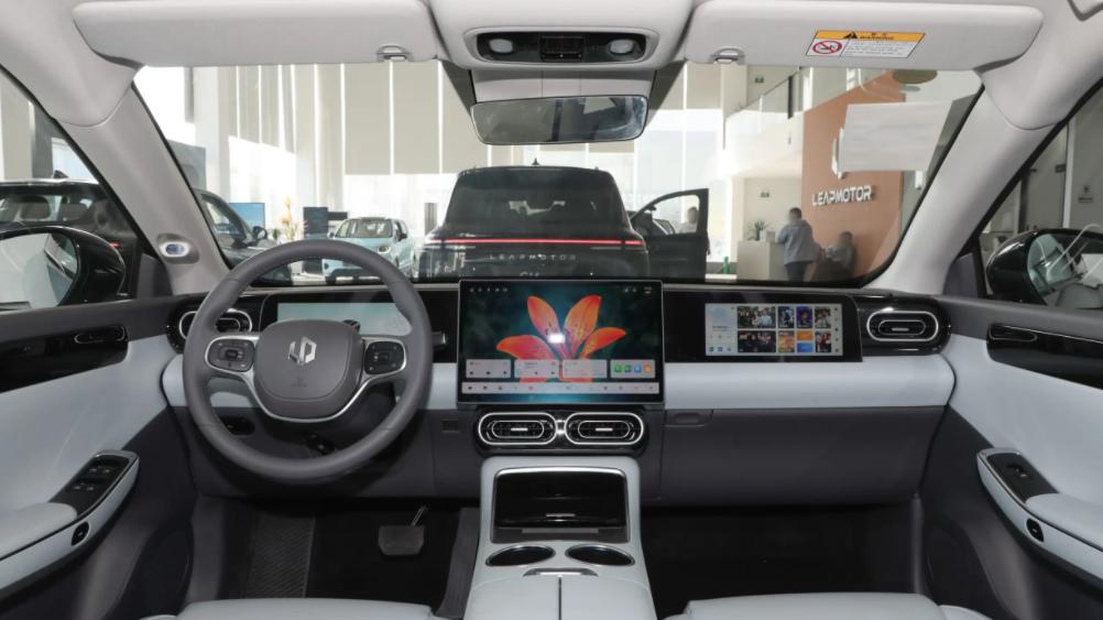 15万买中大型车，不妨看看零跑C01，纯电/增程双动力