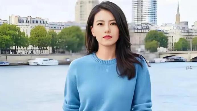 高圆圆牛仔裤背影杀疯传！臀线紧绷无褶，自律身材碾压00后！