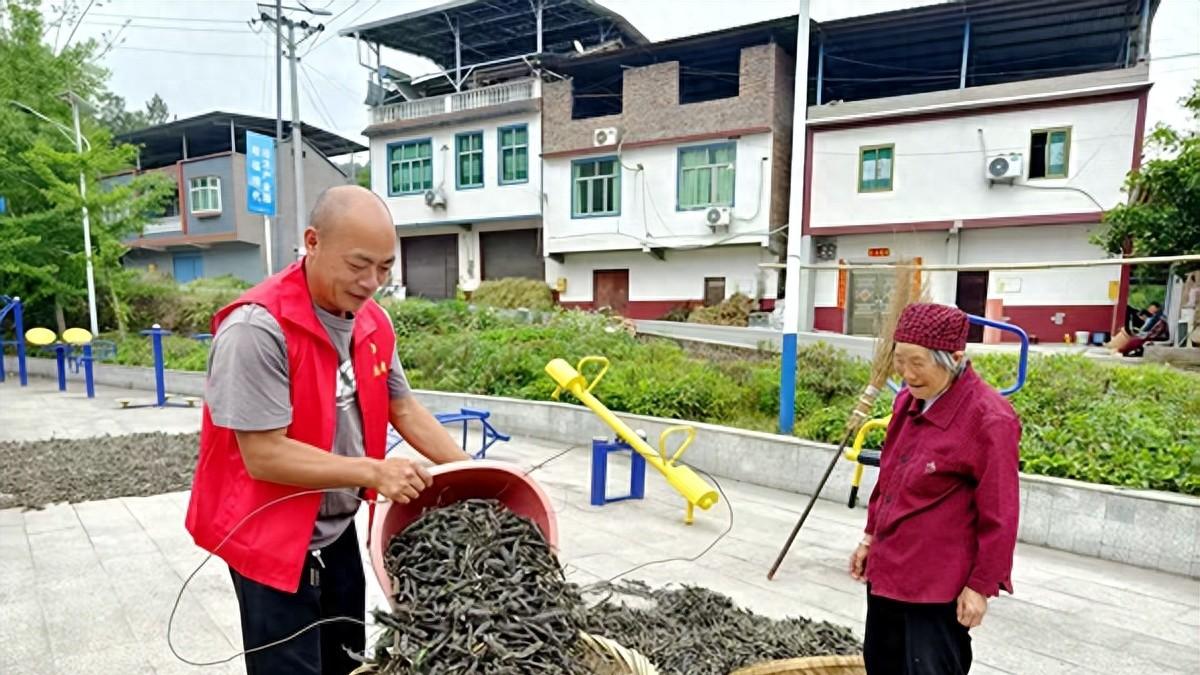 重庆涪陵：村民杨小华纵身跃塘救两童 平凡善举诠释见义勇为真谛