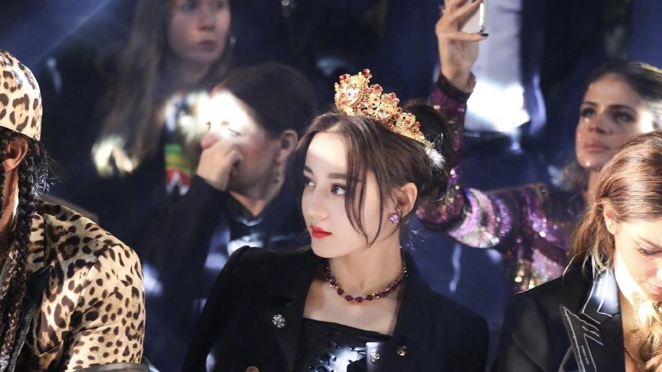 迪丽热巴出发巴黎时装周