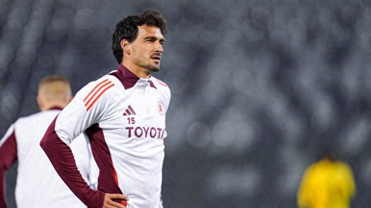 客队球员开场11分钟被罚下！胡梅尔斯是2018年以来欧联淘汰赛最早