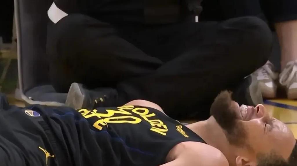 又一超巨休战！勇士官宣库里伤情，六连客崩盘危机，季后赛生变？