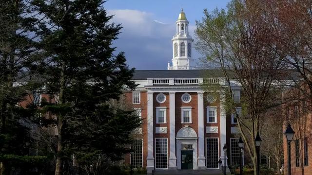 特朗普强令哈佛大学赶人，关键时刻，中国大学伸手欢迎人才回流