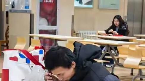 北大韦神近照曝光：穿千元名牌喝3块农夫，简单生活背后的深意
