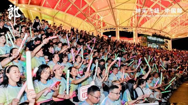 2025.中国郎（湖南）醉美老板娘评选活动半决赛颁奖晚宴暨浏阳烟花嘉年华圆满举行