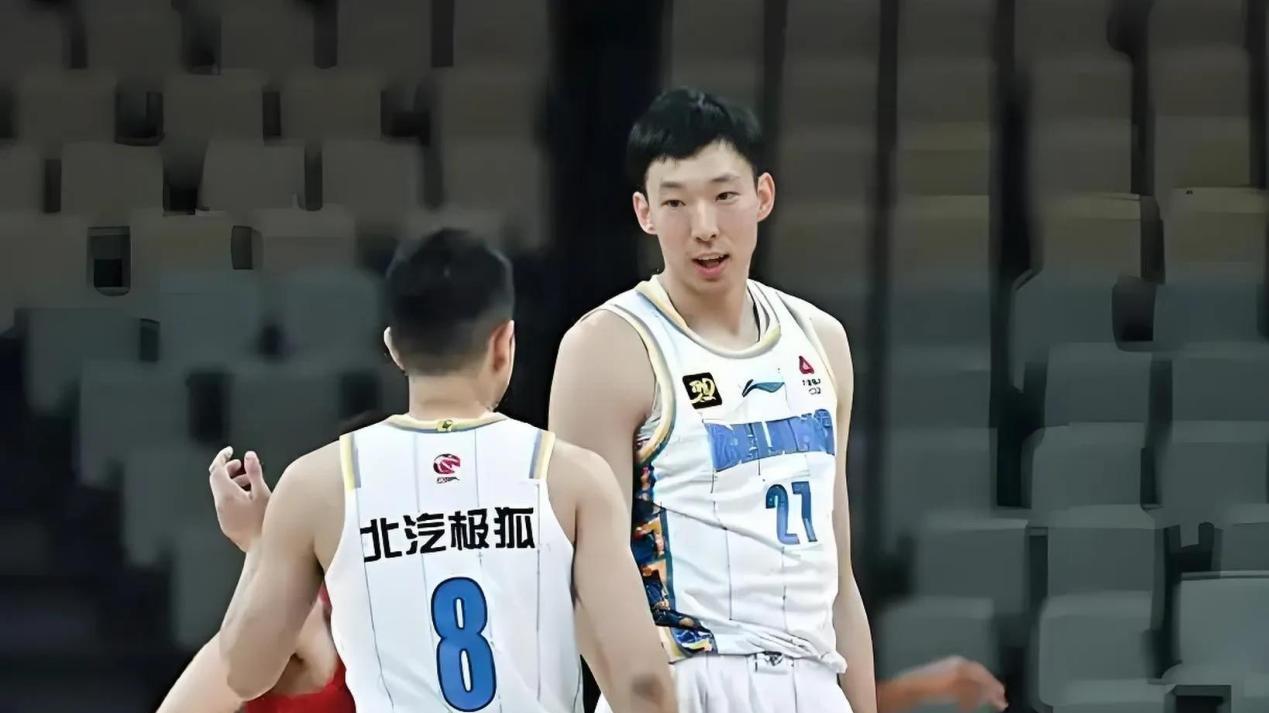 武术动作，裁判无视！北京男篮险胜上海队，曾凡博周琦杀神模式！