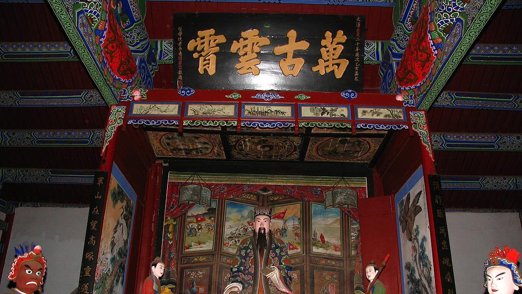 诸葛亮双标？斩马谡毫不留情，却放关羽一马，背后全是顶级算计