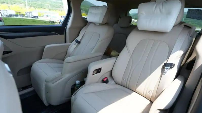 别克 GL8 陆尚正式开启交付！售价为 24.99-28.99 万元