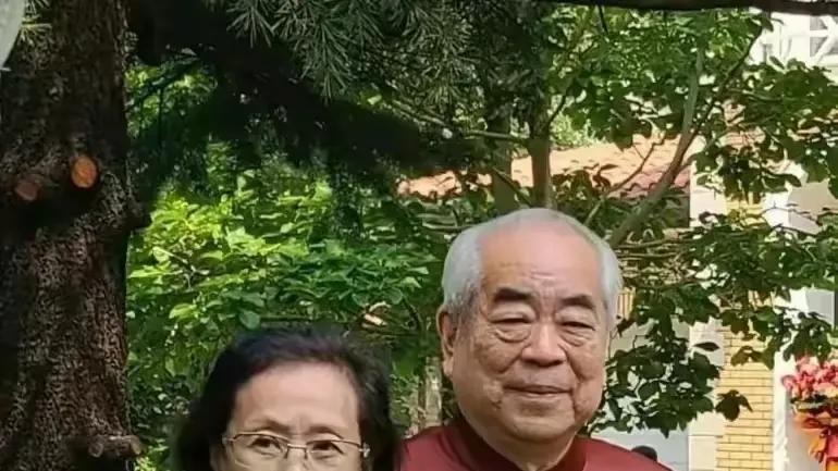 87岁范曾和37岁娇妻罕见露面，打扮美艳无人理，子女都比她年纪大