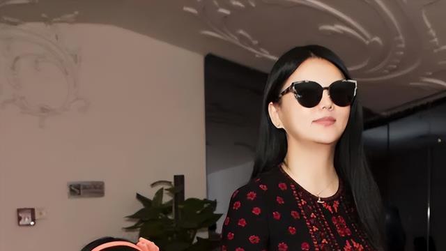 章泽天王诗龄相聚拍照？看了她们的人生，才知为何成为“忘年交”
