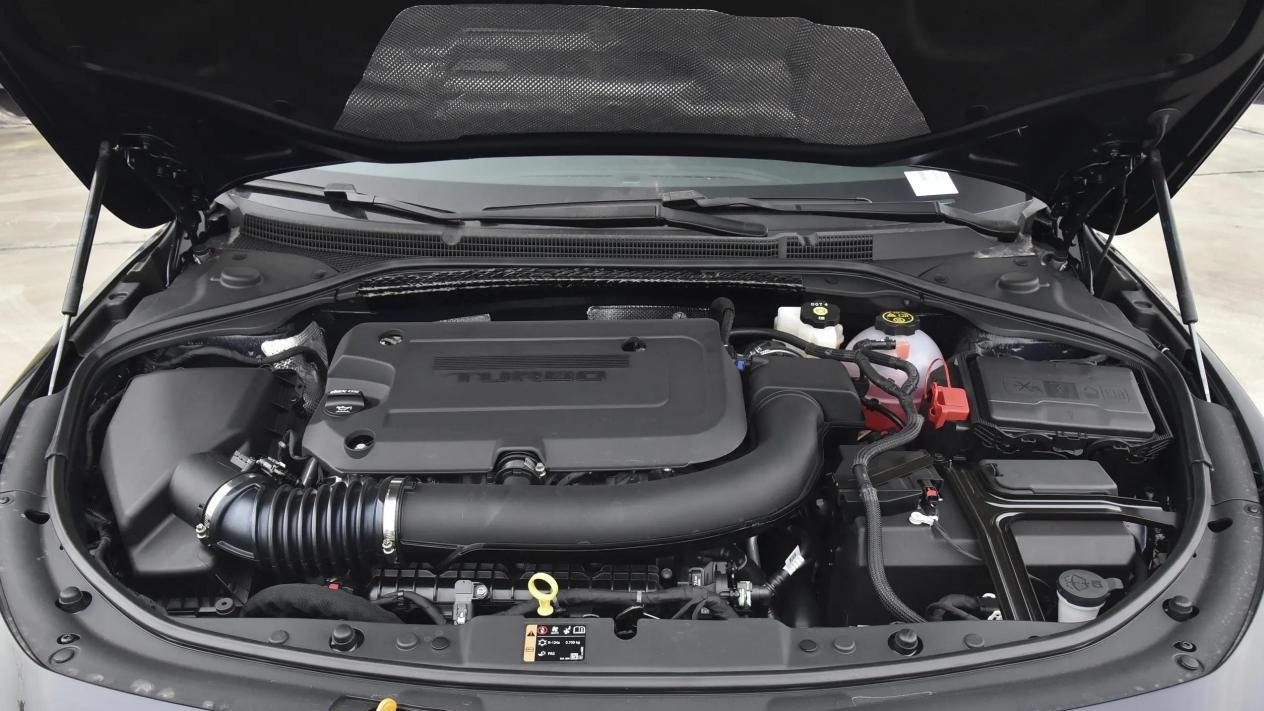 隔音好高速稳，实力强又划算的中级车，君越和雪铁龙C6怎么选？