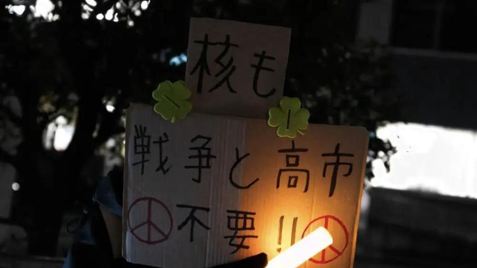 日本在野党党首带头，首相官邸前人群簇拥，要高市早苗立即下台