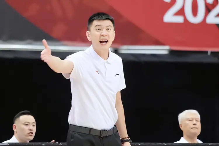 悬念升级！孙铭徽今晚出战成疑，杨鸣主动变阵，学青岛应对广厦