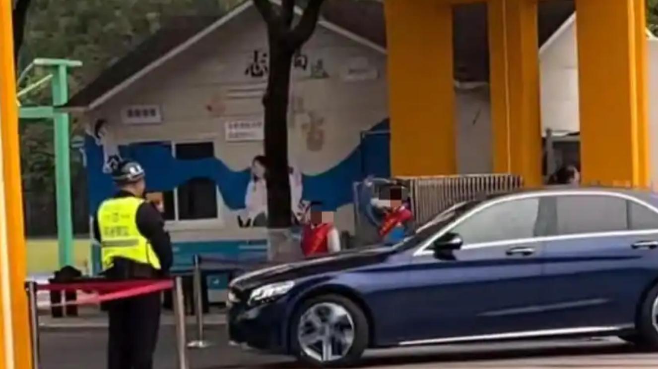杭州小学生寒风中迎老师车，车窗紧闭不回应：孩子学的是尊师，还是讨好？