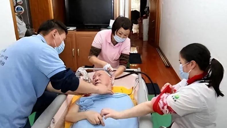 陕西女子专门为老人洗澡，500洗一次：洗的不是肉体，是尊严