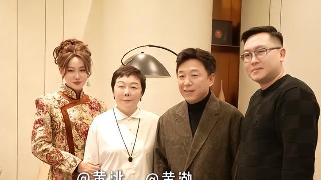 黄渤惊喜现身姐姐新店开业，现场发言获网友称赞，真不愧是高情商