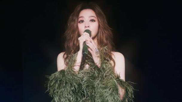 张靓颖演唱会摔下舞台, 刘亦菲立马打电话问候, 原因让大家感动