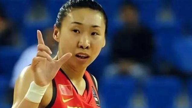 女篮变天！宫鲁鸣上任“第一把火”烧向教练组，你怎么评价？