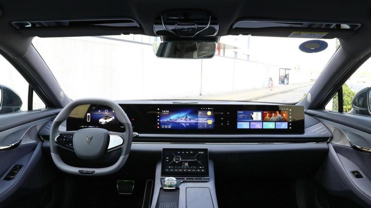 解读岚图追光PHEV：轴距3000mm，加92号汽油，空间大，适合商用！