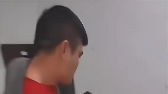 女子红杏出墙把人带回家，丈夫携好友抓到俩男人，这伤害性拉满了